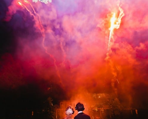 Leises Feuerwerk zur Hochzeit auf der Insel Mainau Brautpaar und rote Kometen